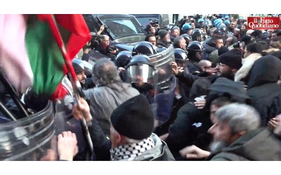 presidio per la palestina scontri a milano tra manifestanti e polizia l antisemitismo sta ad acca larentia non qui