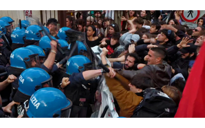 Presidio pro Palestina alla Sapienza, scontri tra studenti e polizia: le...