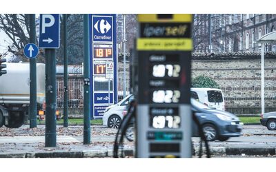 prezzi dei carburanti ai massimi da ottobre assoutenti benzina oltre i 2 5 euro per litro al servito in autostrada