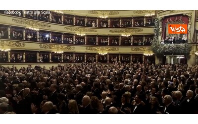 Prima della Scala, l’Inno di Mameli apre la serata. E alla fine c’è chi urla: “Viva l’Italia antifascista” – Video