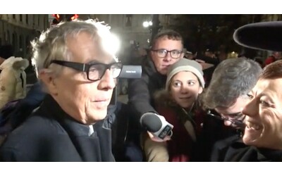 Prima della Scala, Stefano Boeri (Triennale) scherza con i giornalisti all’uscita dal teatro: “Il Don Carlo della politica? Salvini”