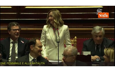 Problemi tecnici al Senato durante il question time con Meloni, il microfono della premier non va e lei si sposta tra Casellati e Calderoli – Video