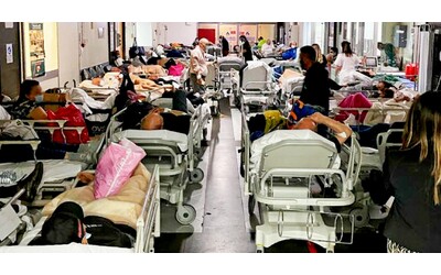 Pronto soccorso in tilt da Torino a Roma: è emergenza tra influenza, Covid e ferie. “Giorni di attesa per un posto letto e ambulanze in coda”