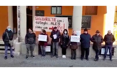 protesta a natale davanti alla pinacoteca di bologna il presidio contro l apertura straordinaria e in solidariet ai lavoratori di ales