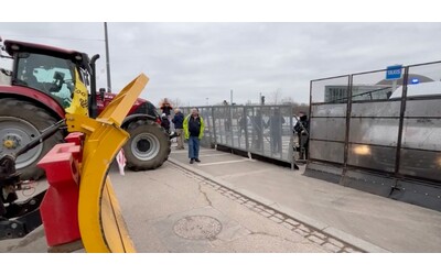 protesta agricoltori i trattori bloccano l ingresso dell eurocamera a strasburgo