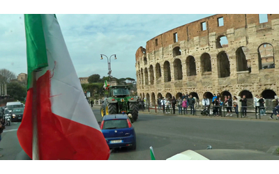 Protesta agricoltori, i trattori tra le strade del centro di Roma: il passaggio davanti al Colosseo – Video