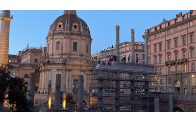 Protesta al Foro di Traiano, attivisti per il diritto all’abitare salgono sull’impalcatura di un monumento – Video