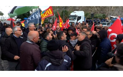 Protesta al porto di Salerno, portuali e attivisti pro Palestina contro il passaggio di una nave della israeliana Zim: “Trasporta armi” – Video