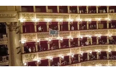 Protesta al Teatro San Carlo di Napoli, striscione e urla dal balcone: “Fuori la Nato da Napoli”