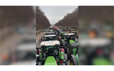 Protesta degli agricoltori a Berlino, più di 1500 trattori bloccano le...