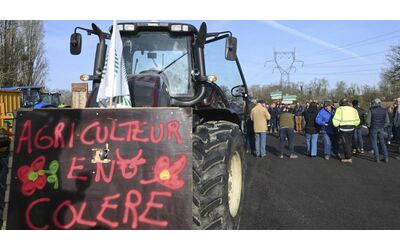Protesta degli agricoltori: continuano i blocchi dei trattori a Parigi....