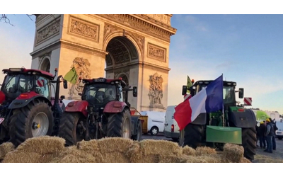 protesta degli agricoltori contro macron all arco di trionfo a parigi 66 persone fermate video