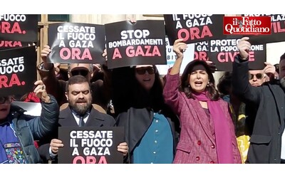 Protesta dei parlamentari di Pd, M5s e Avs davanti a Montecitorio: “Cessate il fuoco a Gaza, ora. Basta bombardamenti” – Video