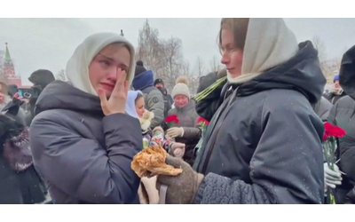 Protesta delle mogli dei soldati russi davanti al Cremlino: “Stanno...