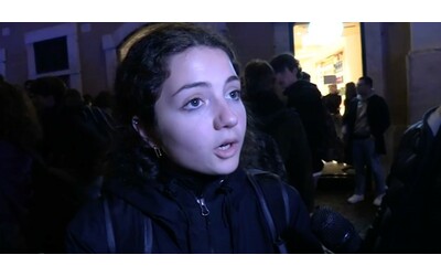Protesta studenti, ragazza picchiata dalla polizia: “Non eravamo offensive, uno si è accanito su di noi. Vorrei identificare l’agente”