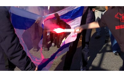 Proteste a Torino per il meeting sull’aerospaziale e la difesa, studenti bruciano la bandiera di Israele: “Contro la Nato e l’industria della guerra”