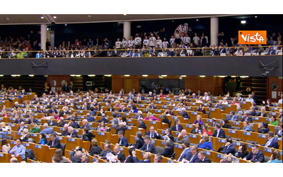 proteste dal pubblico al parlamento europeo interrotto il voto al patto sui migranti il video della contestazione