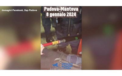 Pugnali nascosti nelle aste delle bandiere: la scoperta della polizia prima della partita Padova-Mantova
