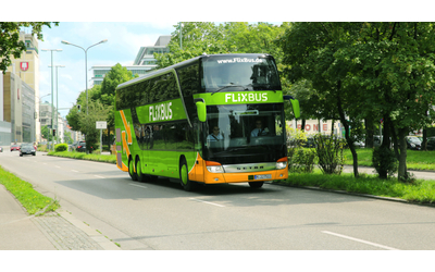 Pullman Flixbus si ribalta in autostrada in Germania, almeno 5 vittime e...