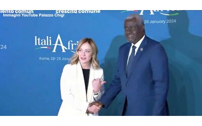 “È quello vero”: la battuta di Giorgia Meloni all’incontro con il presidente dell’Unione africana Moussa Faki