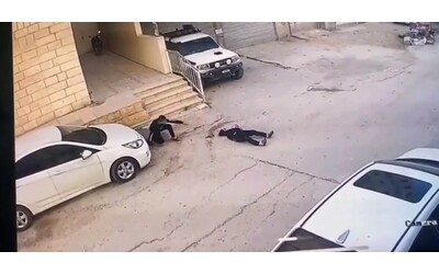 raid israeliano a jenin il momento in cui vengono colpiti i due bambini palestinesi di 9 e 15 anni il pi piccolo di spalle