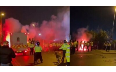 Razzi lanciati contro la polizia dai tifosi del Legia Varsavia. Aston Villa:...