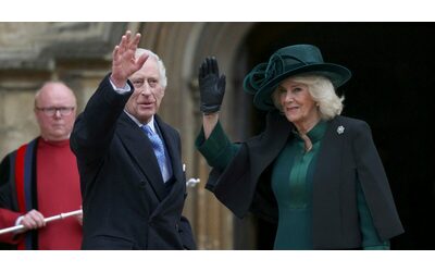 Re Carlo con Camilla alla messa di Pasqua a Windsor: è la principale apparizione pubblica dall’annuncio del cancro. Assenti William e Kate