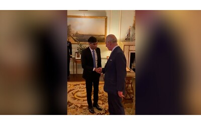Re Carlo III incontra Sunak a Buckingham Palace: è la prima udienza dalla diagnosi della malattia