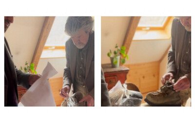 Reinhold Messner tiene in mano lo scarpone ritrovato del fratello morto:...