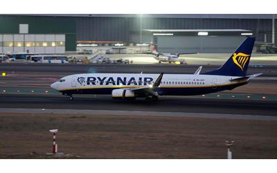 Rissa a bordo Ryanair tra Londra e Lanzarote, il pilota è costretto ad atterrare in Portogallo: un arresto