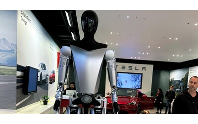 Robot della “Gigafactory” di Tesla si ribella e attacca un dipendente. I testimoni: “Ha lasciato una scia di sangue”. La versione di Elon Musk