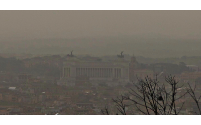 Roma avvolta dalla foschia: la sabbia del Sahara ha raggiunto la Capitale e il cielo assume tinte ocra – Video