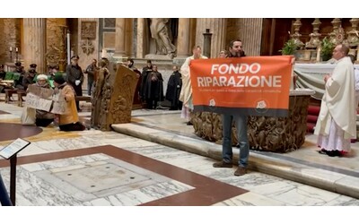 roma blitz di ultima generazione durante la messa al pantheon il sacerdote ha fatto parlare gli attivisti soldi per la vita non per la guerra