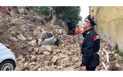 Roma, crolla muro di tufo di 25 metri sulle auto in sosta a Trastevere: nessun ferito. Le immagini