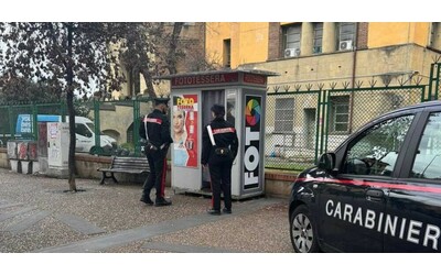 Roma, sacerdote trovato morto all’interno di una cabina per fototessere davanti a una scuola