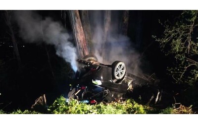roma si ribaltano con un auto rubata sulla casilina e la vettura prende fuoco due morti e un ferito grave