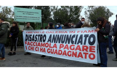 Roma, sit-in di protesta dopo l’incendio all’impianto di Malagrotta nel giorno dell’ispezione della Commissione sulle ecomafie