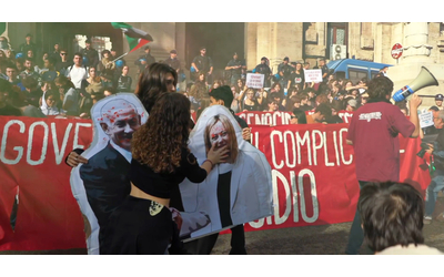 Roma, studenti imbrattano di rosso la foto che ritrae la stretta di mano tra Meloni e Netanyahu: al corteo anche cori contro Valditara