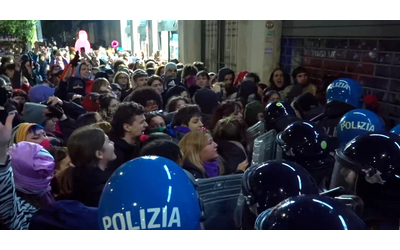 roma tensione con la polizia davanti alla sede di pro vita cori e striscioni contro l associazione antiabortista video