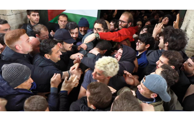 Roma, tensione tra studenti e polizia alla Sapienza: contestata la rettrice Polimeni e cori contro Israele