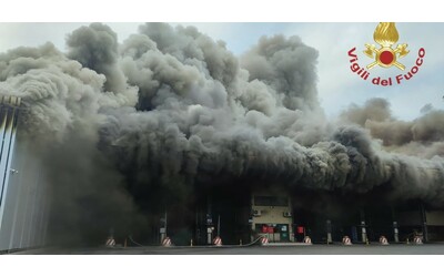 Roma, vasto incendio all’impianto di rifiuti di Malagrotta: colonna di fumo visibile da diversi chilometri