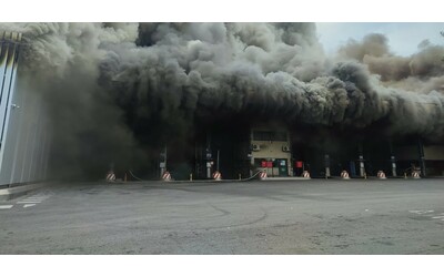 Roma, vasto incendio alla discarica di Malagrotta: 40 vigili del fuoco al...