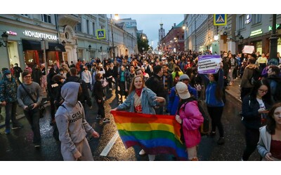 russia continua la repressione nei confronti della comunit lgbtqi la polizia di mosca fa irruzione in 4 locali gay ci sono degli arresti