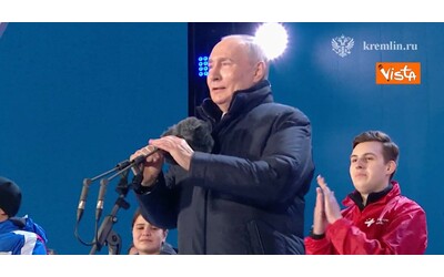 russia putin accolto dagli applausi al concerto per l anniversario dell annessione della crimea