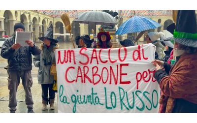 Sacchi di carbone davanti al Comune di Torino, la protesta contro il sindaco Lo Russo e la giunta: “Fanno solo greenwashing”