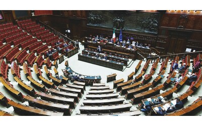 Salario minimo, in discussione alla Camera la delega che affossa la proposta del centrosinistra: la diretta tv