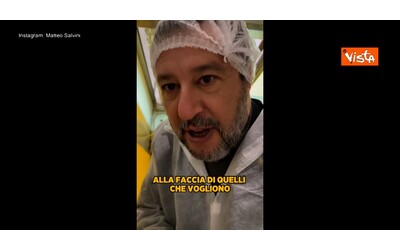 Salvini è già in campagna elettorale e visita un pastificio (con tanto di...