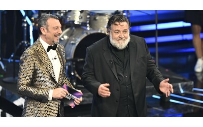 Sanremo 2024 – Amadeus furioso stride come il gesso sulla lavagna: di Travolta non si parla, ma poi ride con tutti