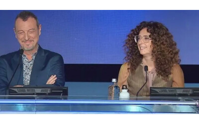Sanremo 2024, Amadeus: “Nessun tranello a Travolta per la gag, nessun accordo commerciale”. Teresa Mannino: “Mi sento fuori luogo, ma sarò libera”