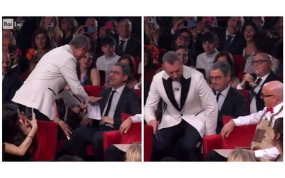 Sanremo 2024, Amadeus si siede su uno spettatore ma non si accorge che è il presidente di Rai Cinema. Fiorello: “Sembravi Rosa Chemical”